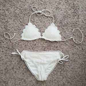 White-knit scalloped bikini
